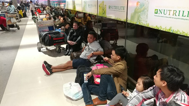 Nghìn người hành xác ở sân bay Tân Sơn Nhất rạng sáng 27 Tết